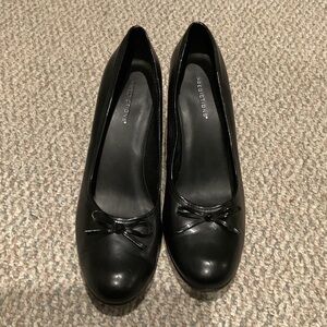 Predictions black pumps with bow